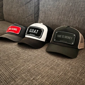 John Hatter & Co keps - Kan köpa alla 3 eller 2 stycket eller separat, öppen för prisförslag eller byten,                                                                            399 för top gun, 450 för goat och 577 kr för time is money 