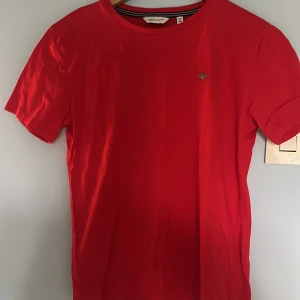 Gant t-shirts storlek 170cm 15y - Riktig fina T-shirts från gant butiken i Stockholm, säljer båda för endast 250kr vid snabb affär kan prisen sänkas, 