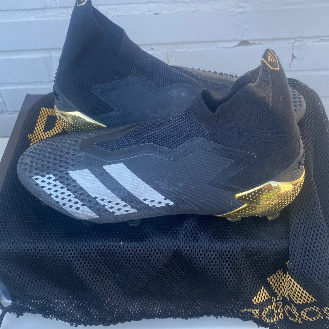 Säljer nu mina Adidas predator mutator 20+ FG Elites. eftersom att de blivit för små och tighta. Säljs inte längre!