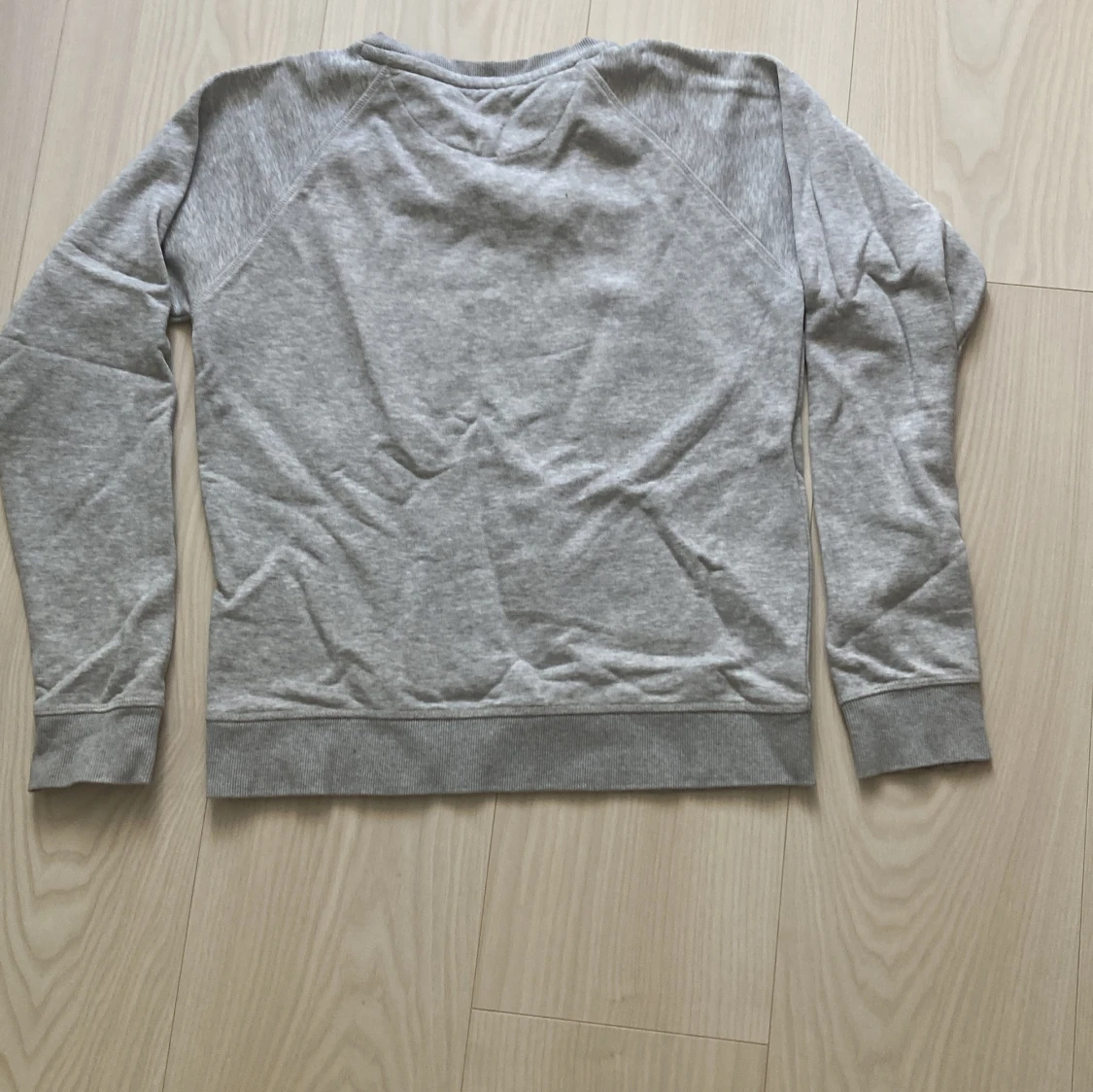 Grå sweatshirt från GANT - 1