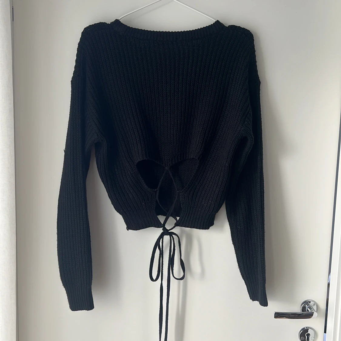 Svart stickad tröja med snörning - 1