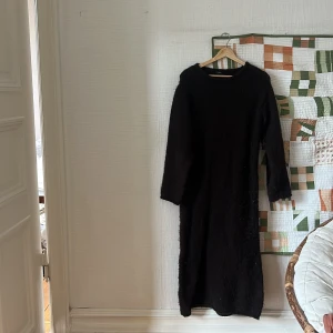 Brun stickad långklänning Lindex - Mysig brun stickad långklänning från Lindex med rund halsringning och långa ärmar. Klänningen har en rak och enkel siluett, perfekt för dig som gillar en chill och stilren look