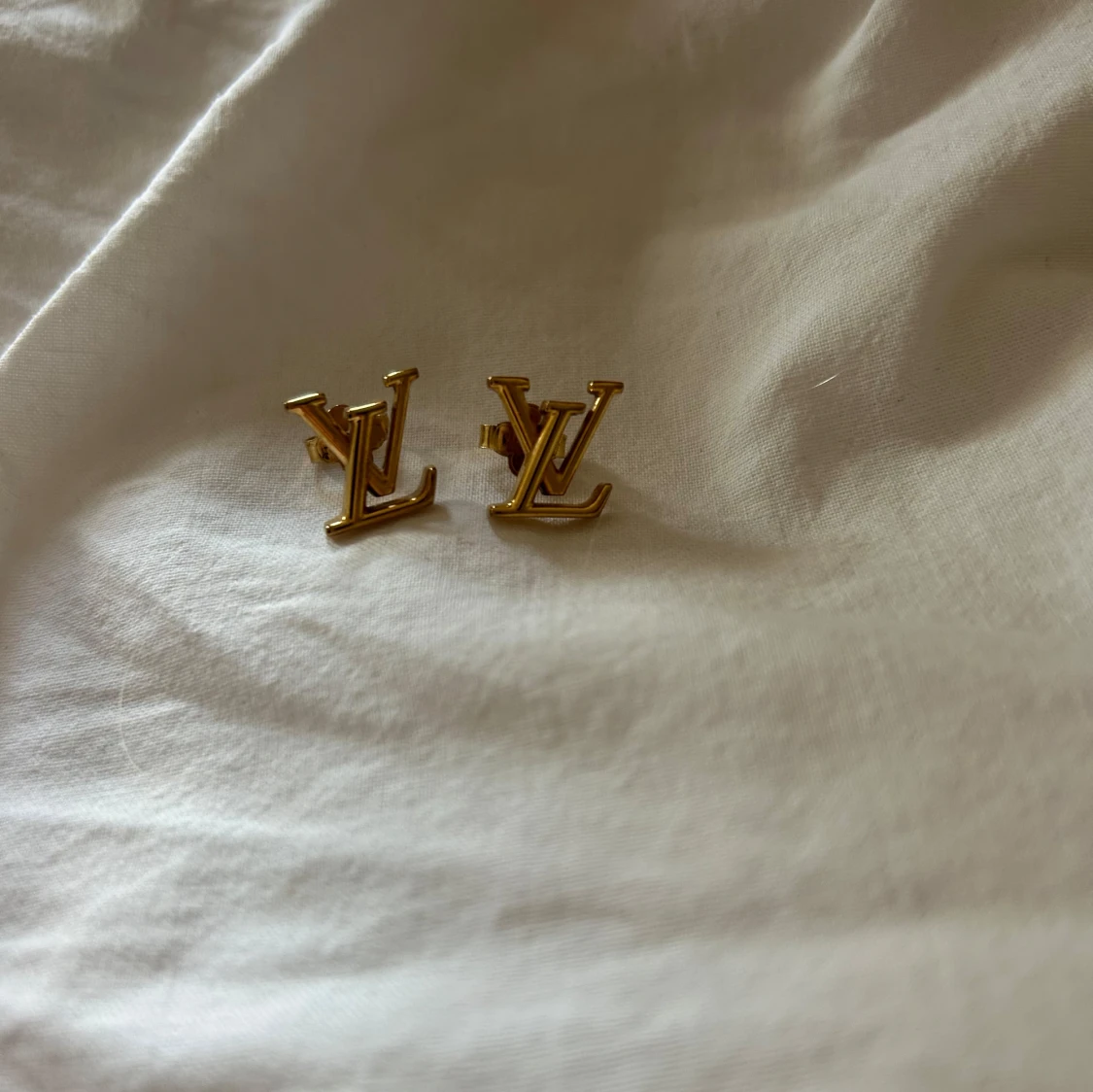 Louis Vuitton guldörhängen LV-logo