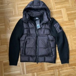 cp company cardigan - säljer min gamla cp company cardigan i strlk S. den har en slim passform. väldigt skön och passar bra till allt! skicket är väldigt bra och den har inga skador eller hål!🙂