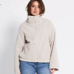 Beige teddyjacka  - Fint skick, använd i höstas men inga defekter🩷 den är något mörkare i verkligheten.                   Stl M och passar mig som är 170