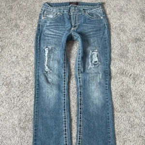 Bootcut jeans med slitningar - Midjemått rakt över: 38 cm Midjemått runt om: 81 cm Innerbenslängd: 80 cm Lår: 26 x storlek cm Storlek 8= S/M  Materialet är åt det strechigare hållet och är väldigt bekväma! Skriv vid funderingar😊