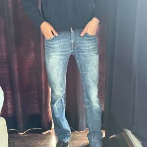 Tiger of sweden blåa jeans - Ett par Tiger of sweden jeans som är i storlek 32/34 men passar mindre. Skriv vid funderingar!🤗