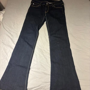 Low waist Bootcut jeans Cheap Monday - Mörkblå low waist bootcut jeans från Cheap Monday. Storlek 32/32 och ätningen använda många gånger. Passar bra i längden till mig som är 168 cm lång!