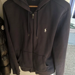 Ralph lauren hoodie - Zip hoodie från polo ralph lauren i storlek S har blivit lite solblekt