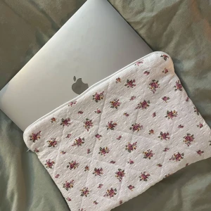 Datorfodral - Jättefint blommigt datorfodral. 🩵 Datorfodralet är egensytt och passar till MacBook Air. 🌸 Måtten är cirka:  Längd: 33cm Bredd: 23cm