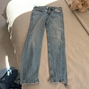 Ljusblå raka jeans  - Snygga jeans från Zara som inte kommer till användning, lite större men ändå tajta jeans.