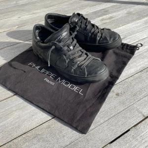 Philippe Model - Ett par stilrena svarta Philippe Model PRSX. Mycket fint skick, äkta läder finns endast lite små defekter. Inga problem med sulorna heller. Pris diskuterbart vid snabb affär. Hör av dig om du har frågor.☺️