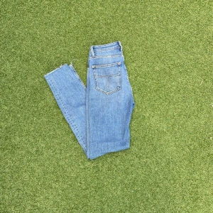 Blåa tiger of Sweden jeans 27/30 - Säljer dessa riktigt feta jeans från tiger of Sweden. Priset är inte hugget i sten och kan diskuteras. Hör gärna av dig gällande frågor!