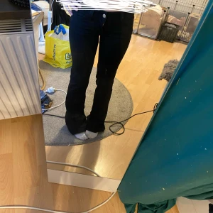 Svarta bootcut jeans från Cheap Monday - Svarta jeans från cheap Monday