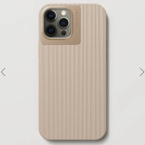 Iphone Case - ”Bold Case” i färg Linen Beige, för iPhone 12 pro Max från Nudient. Helt oanvänt och ligger i förpackning.🤎