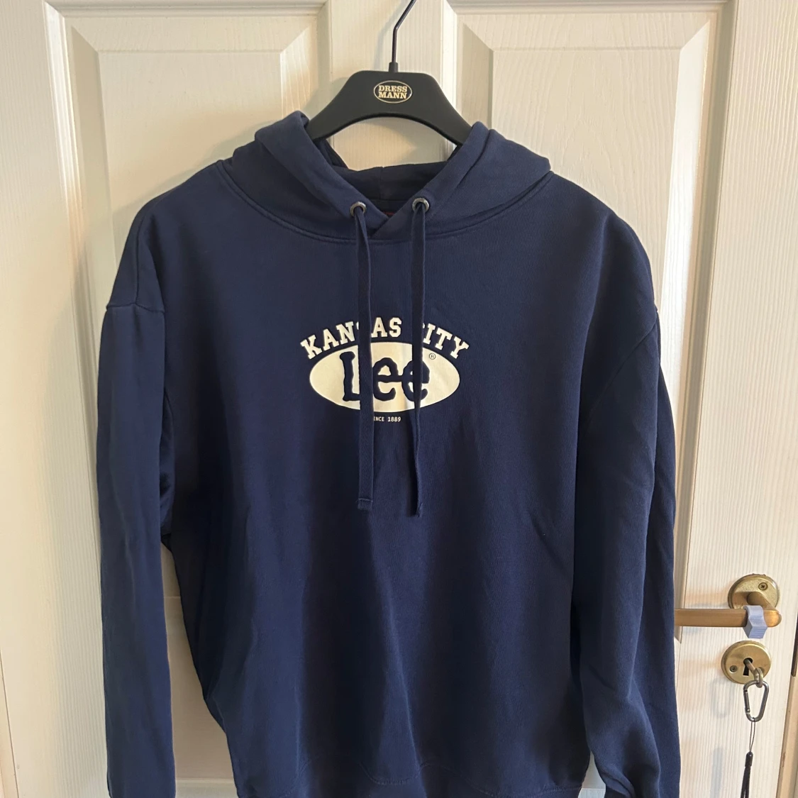 Mörkblå hoodie från Lee