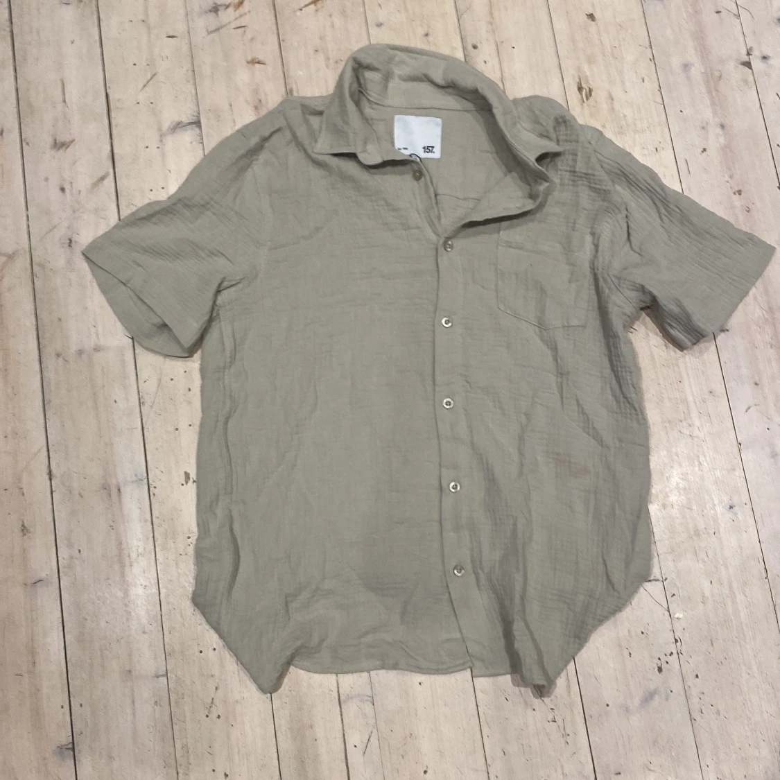 Beige kortärmad linneskjorta