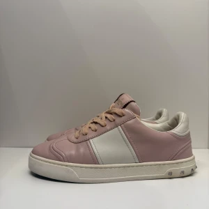 Valentino flycrews - Snygga Valentino flycrews sneakers i ljusrosa och vitt skinn! Storlek 37 alla nitar kvar och väldigt bra skick! Bättre pris vid snabb affär!