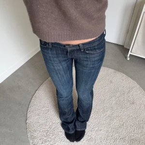 Mörkblå bootcut jeans från 7 For All Mankind - Snygga mörkblå jeans från 7 For All Mankind med klassisk bootcut-passform och låg midja. 🩷🩷