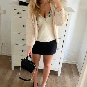 Satin linne med spets  - Jättesnyggt och unikt satin linne från Zara med spets! Helt slutsålt och säljs inte längre💌toppen passar S och XS
