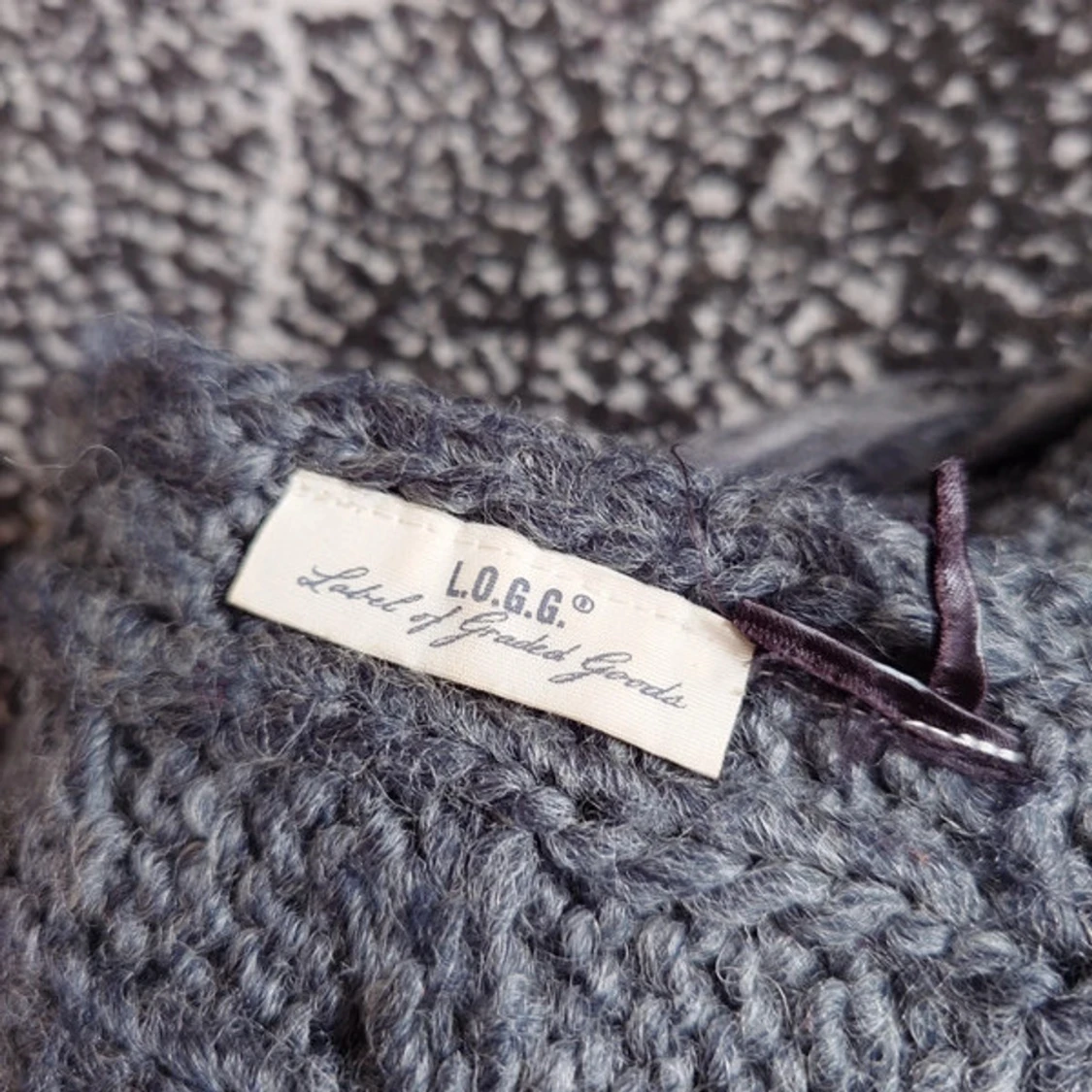 Mörkgrå stickad halsduk från L.O.G.G. - 1