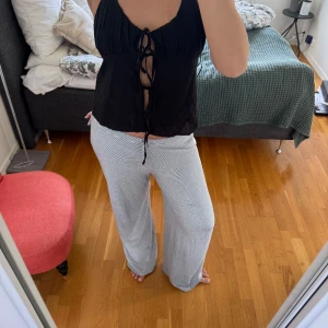 Halterneck topp  - Halterneck topp från Zara med broderat mönster 🖤