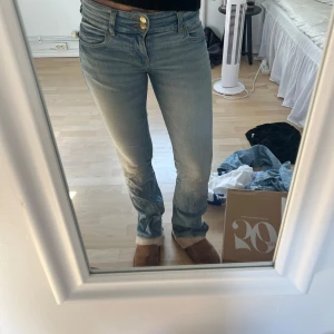 ljusblå lowaist jeans - ljusblåa lowaist jeans från bershka, skriv vid frågor🤗