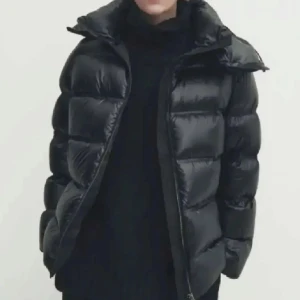 Svart pufferjacka - Säljer min svarta pufferjacka från Massimo dutti, super bra skick och jätte skön jacka nu till vintern 💕