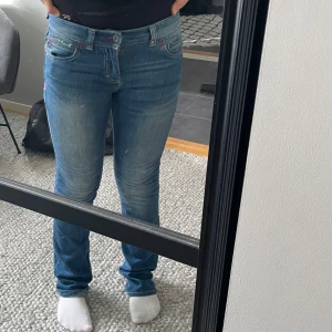 Vintage Bondelid byxor - Vintage Bondelid byxor med rosa detaljer i storlek 28. Passar dig som är ca 165cm