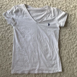 Ralph Lauren t-shirt  - lite skrynklig för jag inte har strukit den men annars är den jätte fin och skön att ha på sig❣️