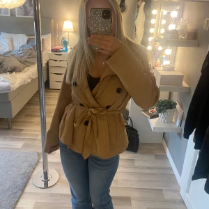 Beige kapa med bälte - Säljer en jättefin beige kappa från h&m i strl 36💕