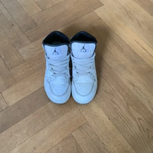 Jodan 1s  - Jag säljer mina Jordan 1s för de är för små. De har varit använda i 1 månad. Skriv om det är frågor!