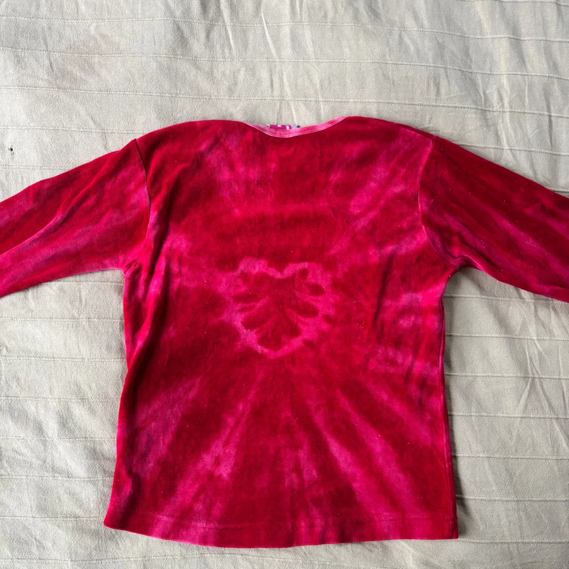 Röd långärmad tröja med hjärtmönster - 1