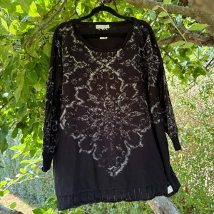 Svart mönstrad stickad tröja Odd Molly - Svart stickad tröja från Odd Molly med grått dekorativt mönster både fram och bak. Tröjan har rund hals, långa ärmar och ribbad nederkant. Snyggt bohemiskt vibe och passar perfekt till jeans eller kjol. Materialet är mjukt och skönt stickat. Storlek 1 som enligt deras storleksguide motsvarar en storlek S, men är mer en M/L. SAMPLE.  Mycket fint skick, jag hittar inga synliga anmärkningar eller defekter. 