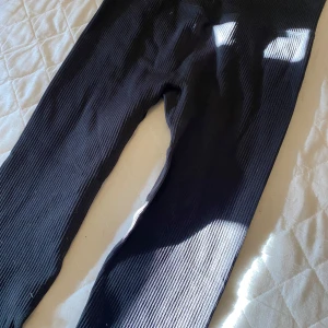 Träningstights - Räfflade träningstights. knappt använda