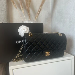 Axelväska  - Blir tyvärr inte så mycket använd så därför säljer jag den och hoppas någon av er kan använda den mer! Köptes för 1 år sen av en annan användare här på Plick! 