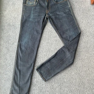 Replay Jeans - Replay Jeans i 10/10 skick! Riktigt fräscha Replay Jeans i mörkblå färg perfekta till hösten  Storlek 30/32  Skriv för frågor och prisförslag🙌