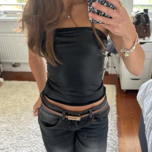 Bandeau topp i skinnimitation  - Snygg tubtopp/bandeau topp i skinnimitation. ❤️ Aldrig använt innan och har skönt material på insidan så den är mycket bekväm att bära! Perfekt till fest. 