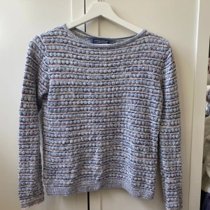 Stickad tröja Tommy Hilfiger - Säljer denna söta tröja från Tommy Hilfiger då den tyvärr blivit för liten! Den är i väldigt bra skick och skulle säga att den sitter som xs/s! Pris går att diskutera vid snabb affär💕