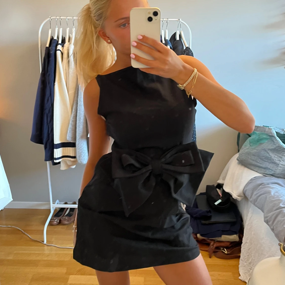 Svart kort klänning med stor rosett - 2