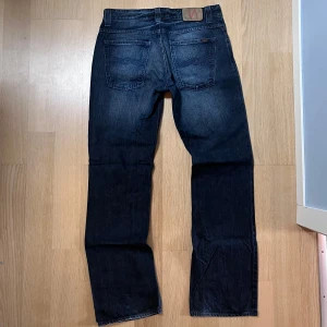Nudie BootcutOla - Tjena! Säljer dessa sjukt feta vintage BootcutOla i tvätten BlueBlack, jeansen är i mycket fint skick och är i storlek och passar W33/L32 om jag minns rätt, hör av dig vid funderingar!🙌