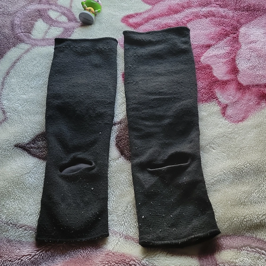 Svarta benvärmare med hål för knä