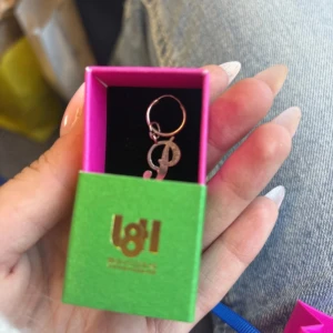 Silverörhänge med bokstav från l8 Hasselblad - Snyggt örhänge i silverfärg från l8 med en hängande bokstav 'P'. Helt nytt, aldrig använt. Nypris 450kr