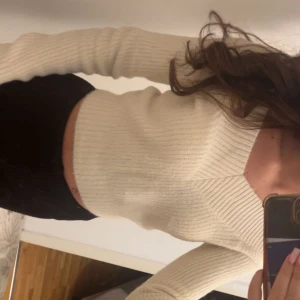 Tröja - Jättefin tröja perfekt till hösten/ vintern Storlek Xs men passar även S Pris 65kr 🤍🫶