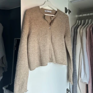 Brun stickad kofta - Fin stickad kofta från Zara. I nyskick och passar mig som har S/M. Skriv vid frågor eller köp direkt💗