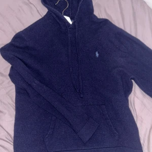 Ralph Lauren merinoull tröja - Tja säljer en fet Ralph Lauren merinoull tröja, 100% merino, storlek small, liten i storlek lite tecken på användning men annars skit bra skick, 