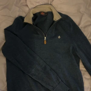 Morris quarter zip - Skön mörkblå quarter zip som inte används, som nyskick  storlek medium 