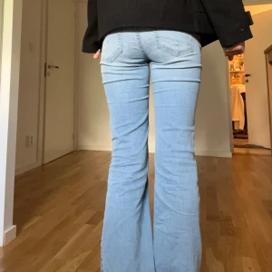 Ljusblå jeans  - Säljer ett par ljusblå bootcut jeans med slitna detaljer från Nelly🩷 har gjort håll själv
