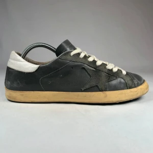Golden goose  - Ett par perfekta sommar skor i bra skick, inget og följer med. Storlek :42 IT ca 43 EU. Har du några frågor så är de bara att fråga på. Priset per ej hugget i sten!!!🤩🤩🤩