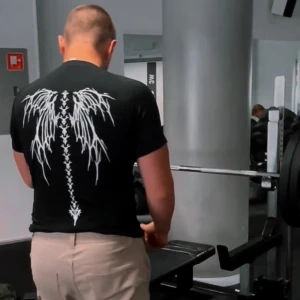 Kompressions gymtshirt med mönster - (Tröjan finns även i storlek M i en annan annons).. Elastisk, luftig, torkar snabbt och formar sig runt musklerna så du ser större ut på gymmet..      TIPS: köp en mindre storlek om du vill att tröjan ska sitta tajtare runt musklerna. Materialet är mycket töjbart..                                                  (kom ihåg att allt som jag säljer är helt oanvänt och ligger kvar i förpackningen. "Läs beskrivningen i min profil"). Tack